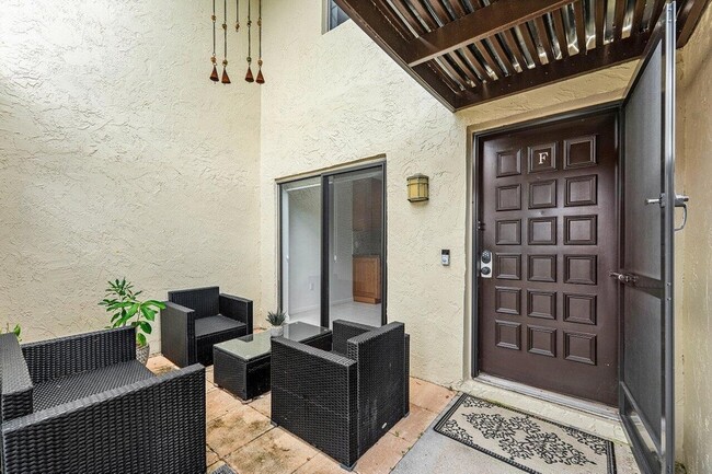 Building Photo - 8566 Casa Del Lago