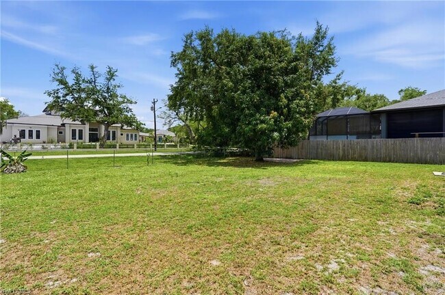 Building Photo - 55 Aqua Ln