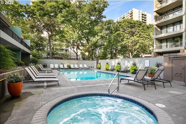 Pool across the street - hot tub open all year - 111 SW Harrison St