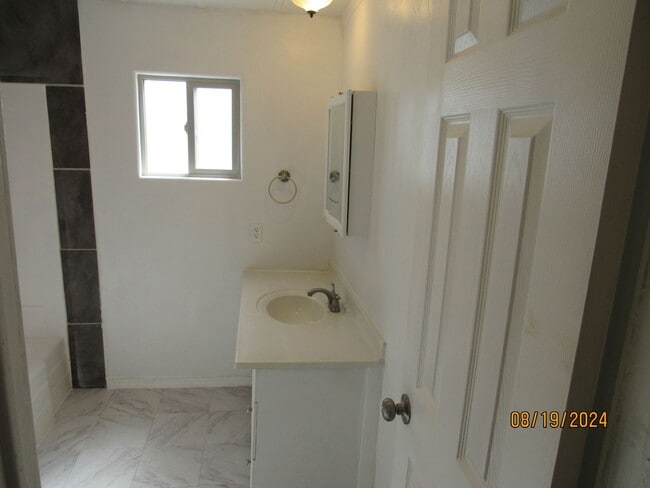 Building Photo - Cozy 2 Bedroom