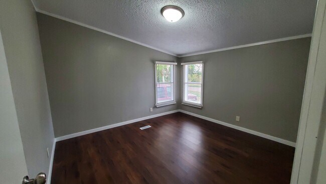 Building Photo - Spacious, Newly Renovated 3 Bed, 2 Bath Home