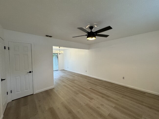 Building Photo - 2 Bedroom 1.5 bath Townhome - just RENOVATED