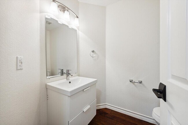 Building Photo - 15721 Ecorio Dr