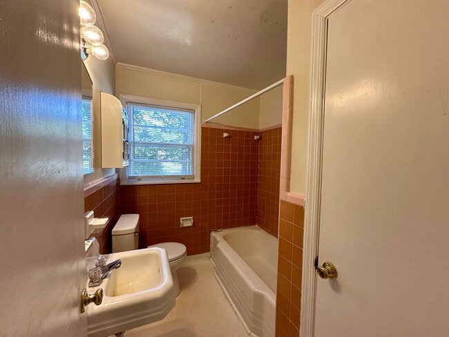 Building Photo - Wilson Park Area!