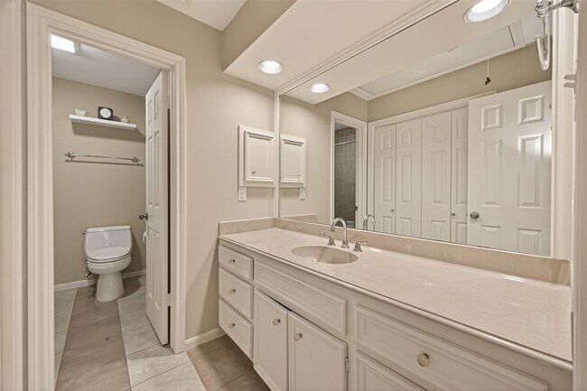 Building Photo - 2413 Potomac Dr