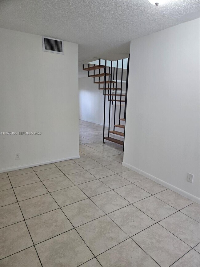 Building Photo - 6252 Highland Ct