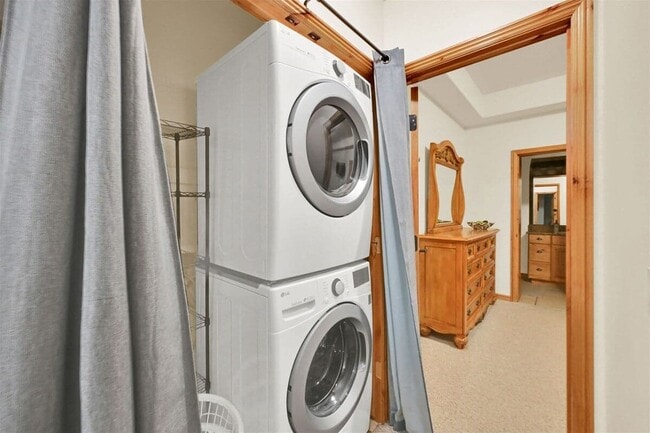 Building Photo - 5176 Fairview Loop