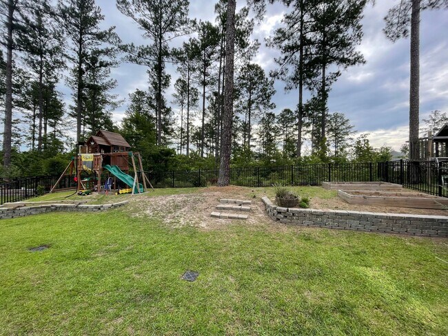 Building Photo - Stunning 5 Bed 3 Bath Home in Anderson Creek Club