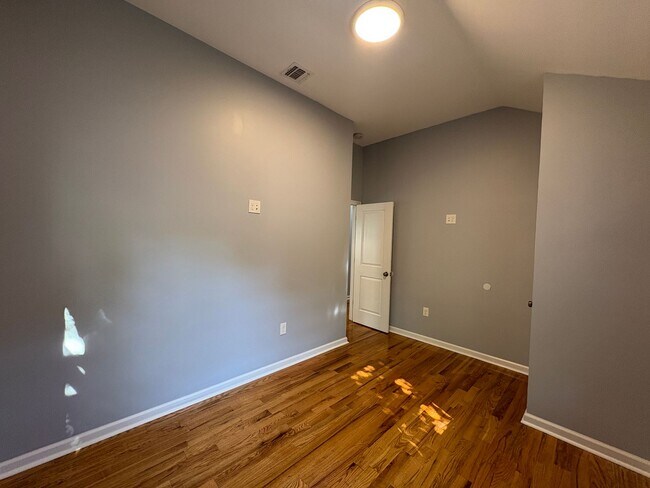 Building Photo - Charming 4-Bedroom 2-Bathroom Home in Nept...