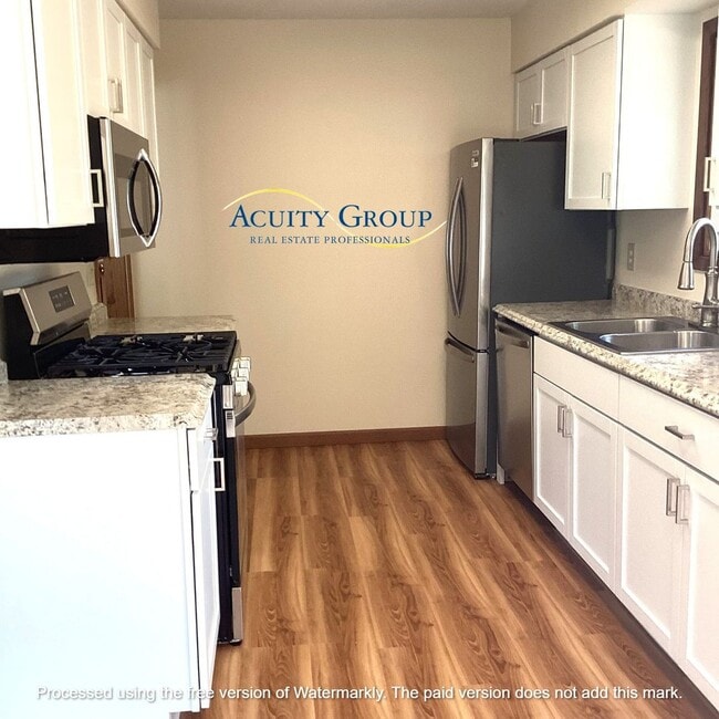 Building Photo - 2BR+ Den, 2BA Split Level Home