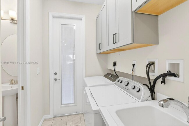 Building Photo - 4144 Greenway Dr