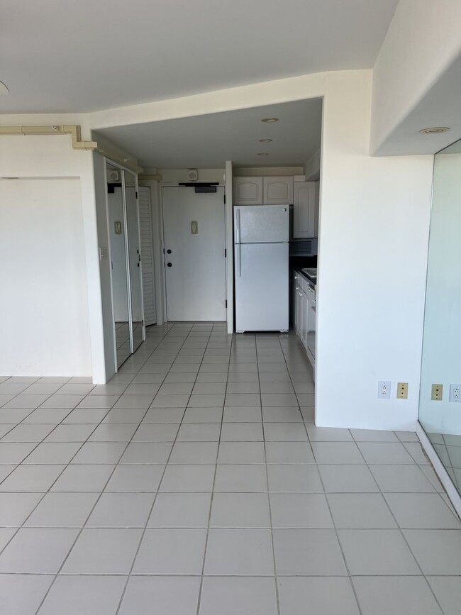 Building Photo - Studio available at the Marco Polo