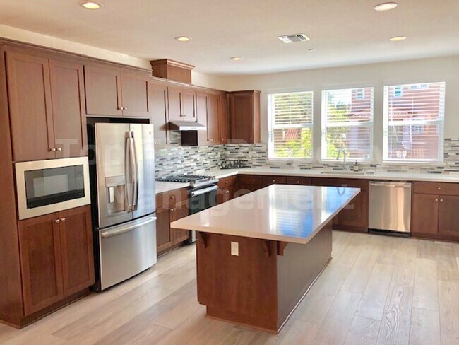 Building Photo - Beautiful tri-level 3 Bd/2.5 Ba, 2000 sf single-family house in Pleasant Hill available December ...