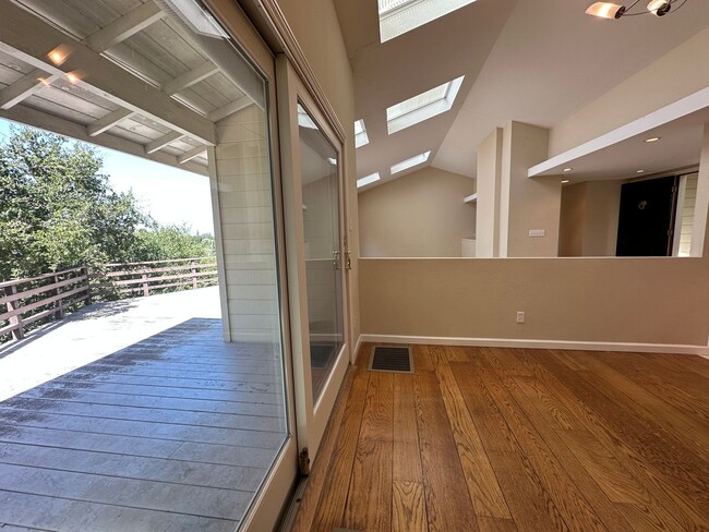Building Photo - Fabulous LAH home, close town location, sp...