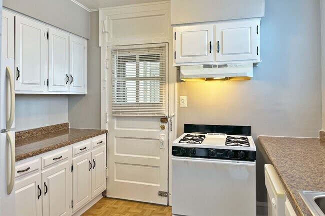 Primary Photo - 532 Des Plaines Ave.