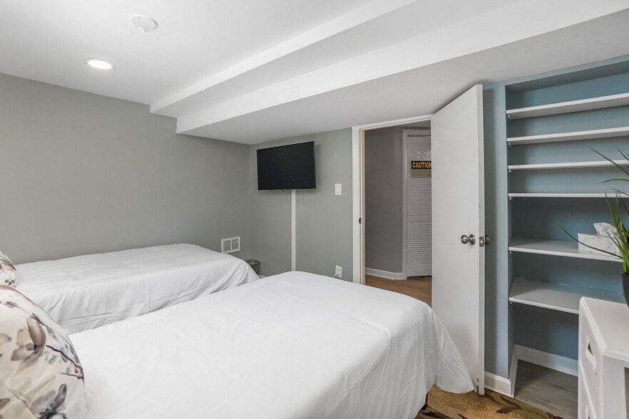 Building Photo - 7002 W Farragut Ave