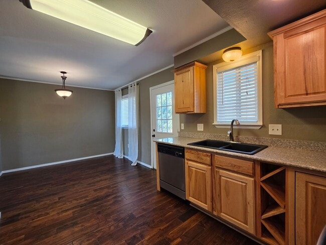 Building Photo - 3 Bedroom 2 Bathroom House With Huge Backy...