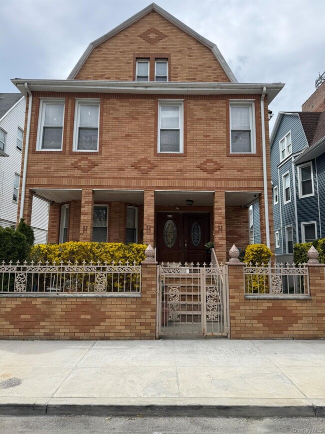 Building Photo - 610 E 26th St