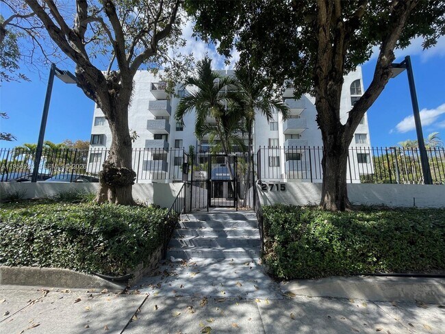 Building Photo - 2715 Tigertail Ave