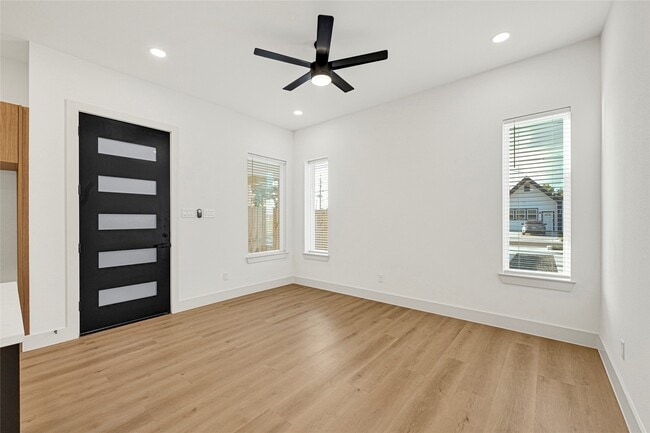 Building Photo - 327 Tite St