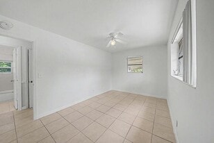 Building Photo - 301 SE 21st Ave