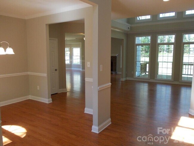 Building Photo - 6223 Hickory Cove Ln