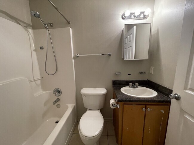 Building Photo - 487 Woodlawn Rd