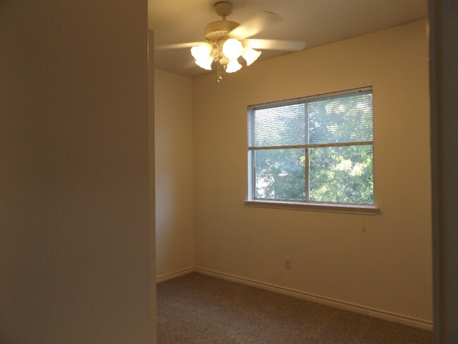Building Photo - 2909 Whisper Oaks Ln