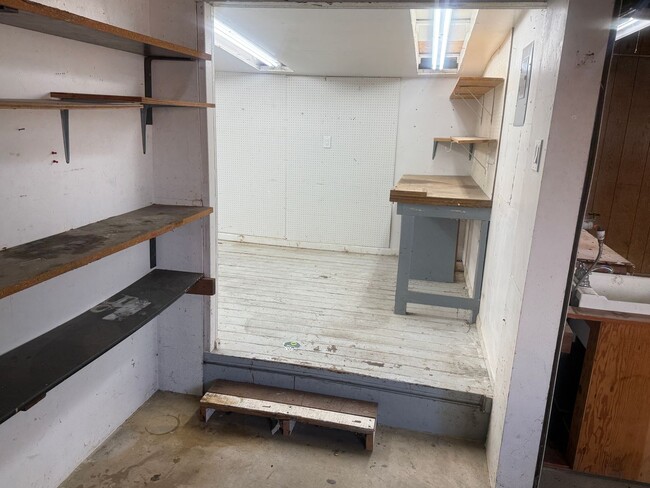 Building Photo - Studio apartment with a large garage in Eugene!