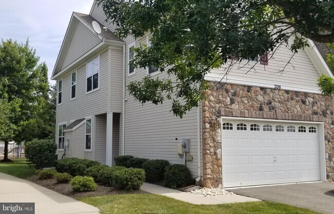 Building Photo - 206 Concord Pl