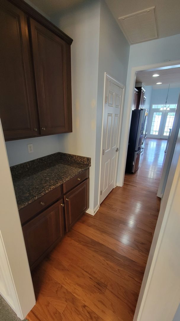 Building Photo - 4 Bed, 3.5 Townhome in Five Forks is Available!