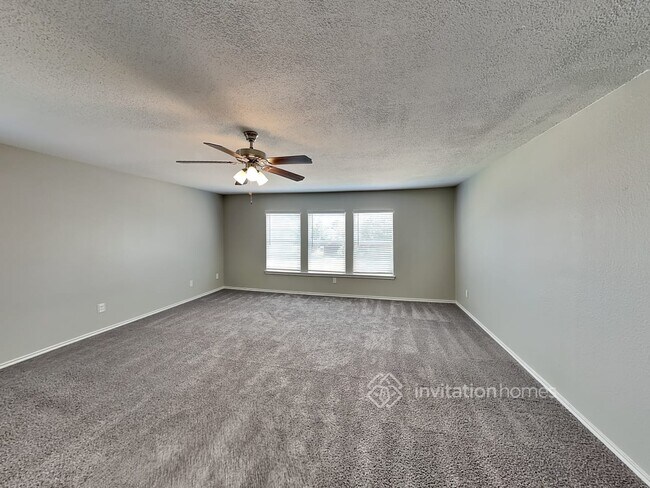 Building Photo - 12002 Peachtree Ln