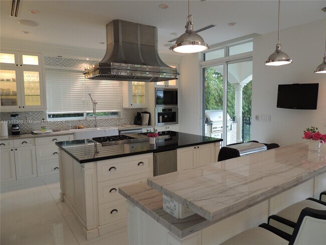 Building Photo - 240 S Hibiscus Dr