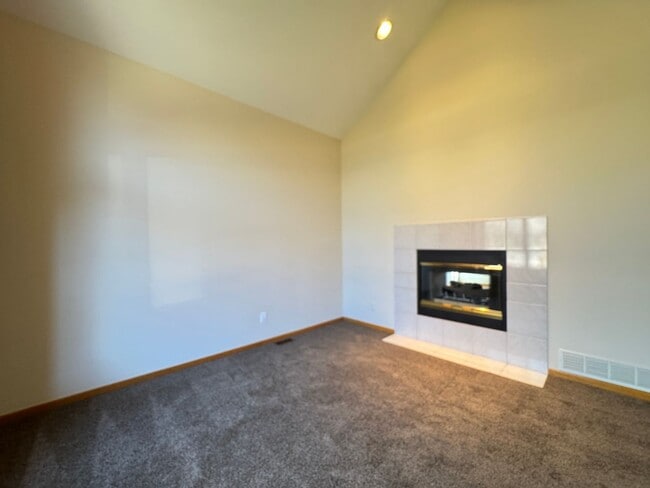 Building Photo - Spacious home in English Ranch