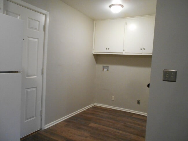 Building Photo - Spacious Duplex with Off-Street Parking
