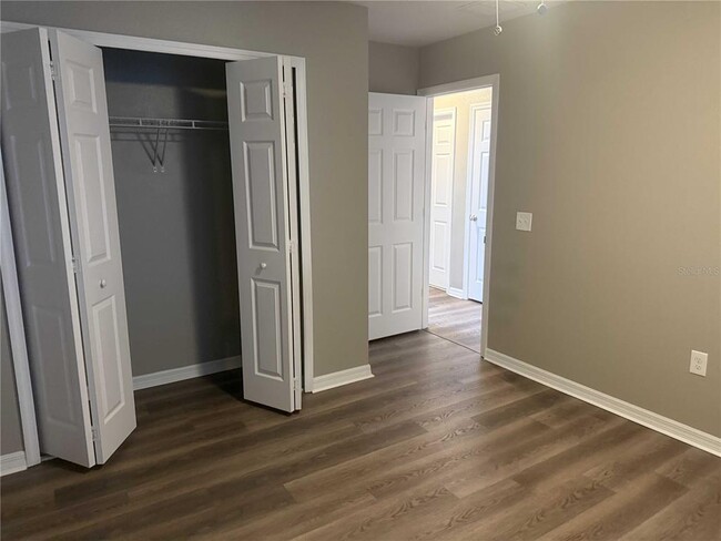 Building Photo - 12030 Silverlake Park Dr