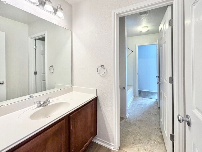 Building Photo - Spacious 4 bed 2.5 bath two-story home!