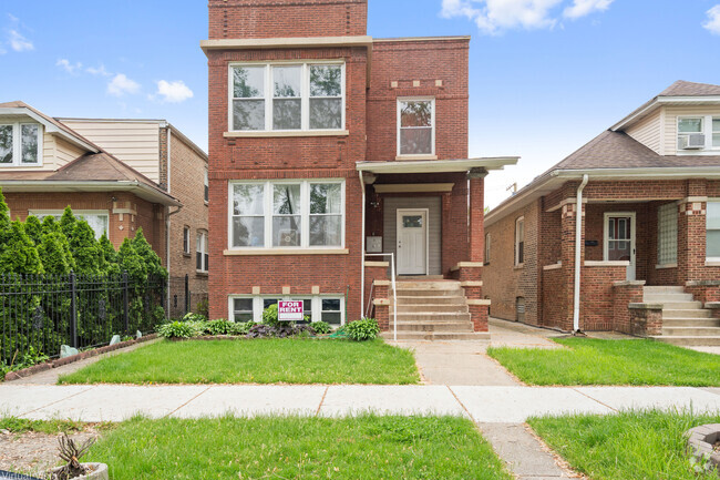 Building Photo - 5009 W Wellington Ave