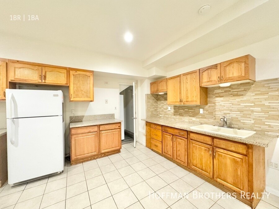 Building Photo - 1023 Larch St