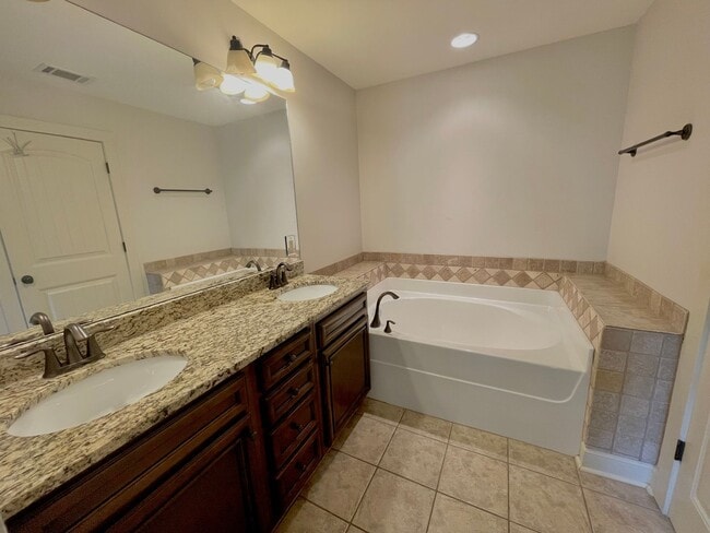 Building Photo - Spacious Home in Solamere with basement