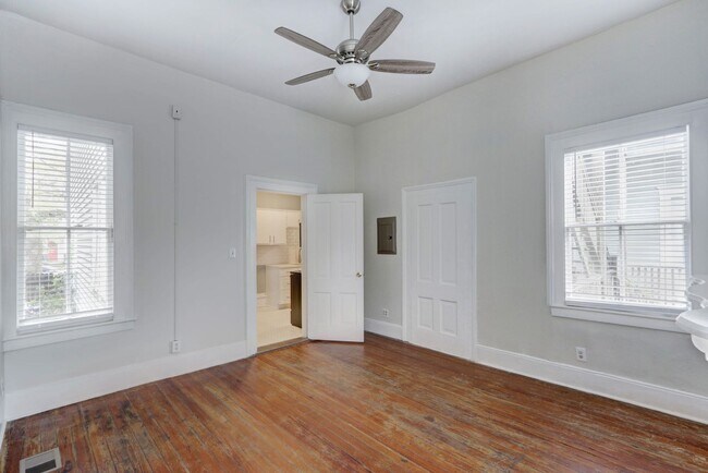 Building Photo - Large Two Bedroom Apartment - Lots of Hist...