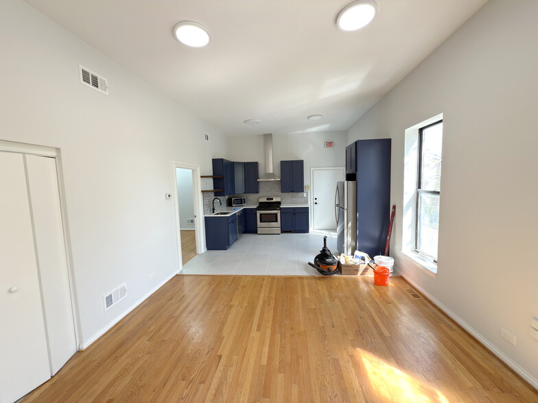 Building Photo - 646 N Damen Ave