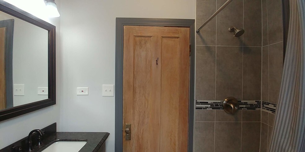 Bathroom - 5365 N Magnet Ave