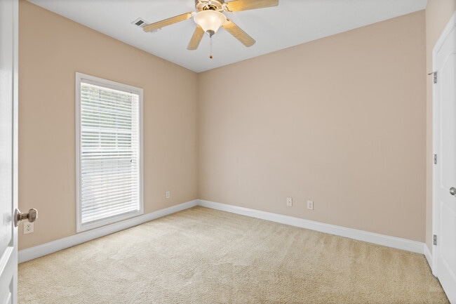 Building Photo - 148 Carriage House Ln