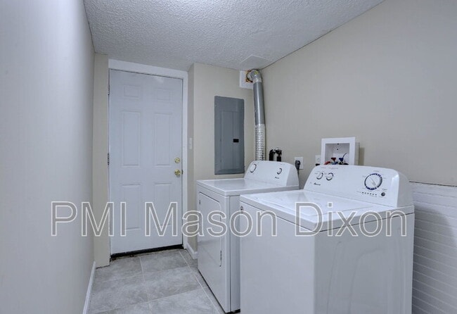 Building Photo - 9321 Kenbrooke Ct