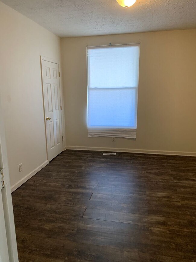 Building Photo - 404 Young St