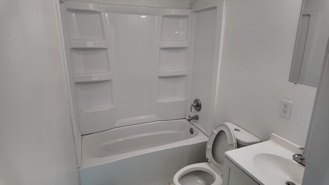 Building Photo - 2660 Sandhurst Dr