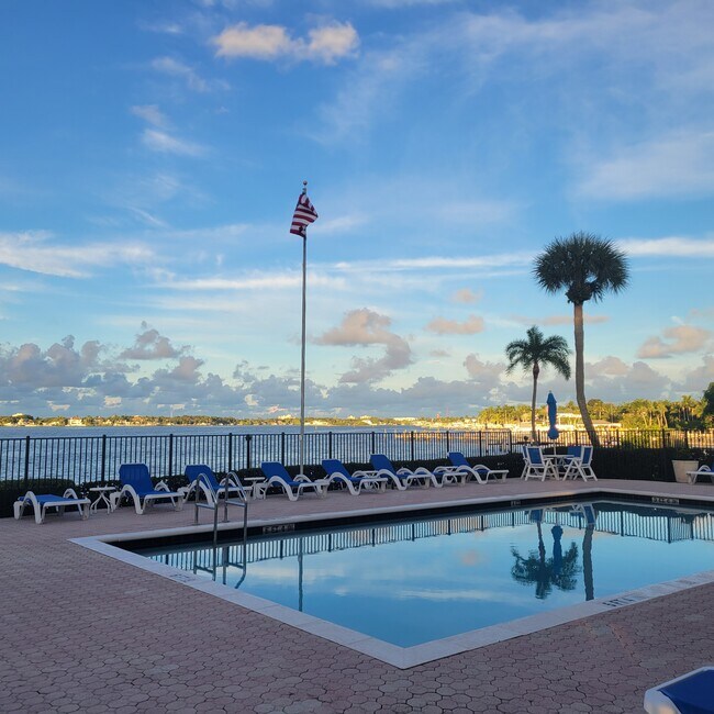 Building Photo - 825 Center St