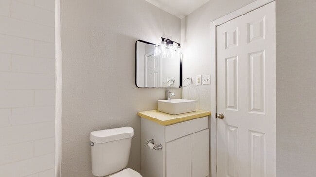 Building Photo - REMODELED HOME READY FOR YOU