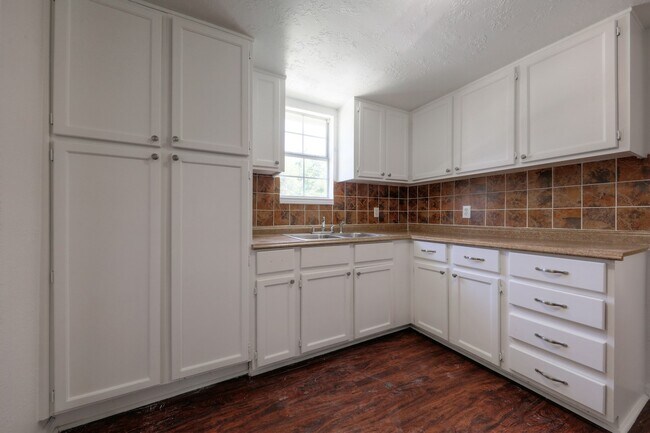 Building Photo - 2312 Carolina Ave